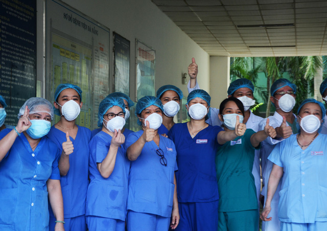 Xúc động thời khắc dỡ phong tỏa Bệnh viện Đà Nẵng - Ảnh 3.