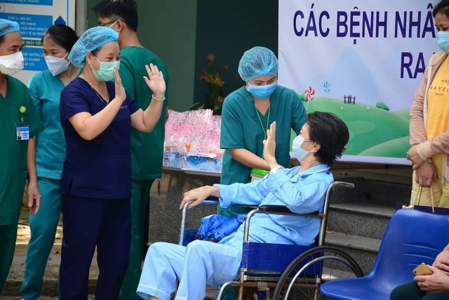 Niềm vui ngày ra viện của 31 bệnh nhân COVID-19 ở Đà Nẵng - Ảnh 5.