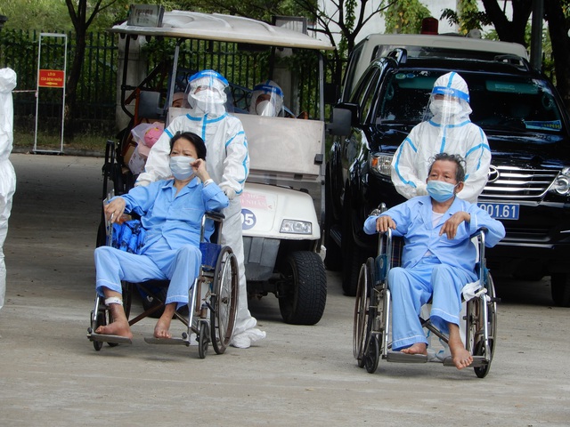 Niềm vui ngày ra viện của 31 bệnh nhân COVID-19 ở Đà Nẵng - Ảnh 3.