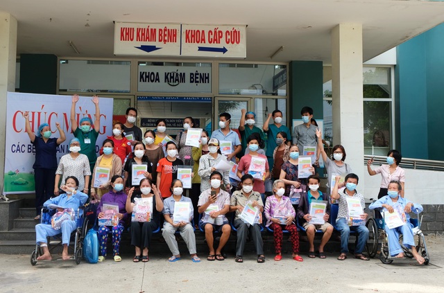Niềm vui ngày ra viện của 31 bệnh nhân COVID-19 ở Đà Nẵng - Ảnh 4.