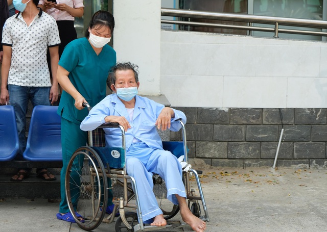 Niềm vui ngày ra viện của 31 bệnh nhân COVID-19 ở Đà Nẵng - Ảnh 2.
