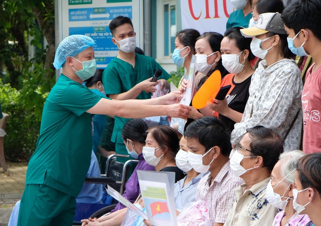 Niềm vui ngày ra viện của 31 bệnh nhân COVID-19 ở Đà Nẵng - Ảnh 1.