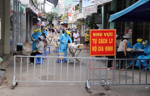 
Da Nang has imposed medical blockades on several of its residential areas to prevent COVID-19 outbreaks from spreading in the community. (Photo: NDO/Anh Dao)
