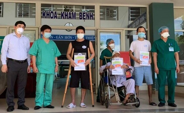
Three COVID-19 patients receive hospital discharge papers at the Hoa Vang field hospital
