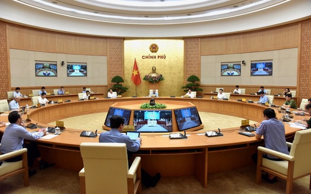 
Prime Minister Nguyen Xuan Phuc chairing the online meeting between the Government and the relevant ministries, agencies and localities on COVID-19 fight. (Photo: NDO/Tran Hai)

