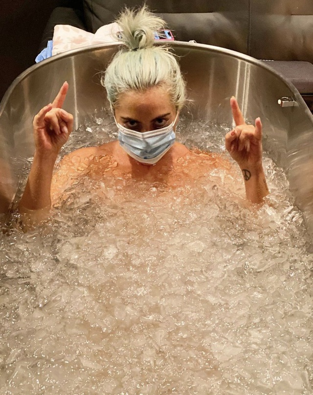 Lady Gaga tiết lộ cách thư giãn: Ngâm mình trong nước đá! - Ảnh 1.