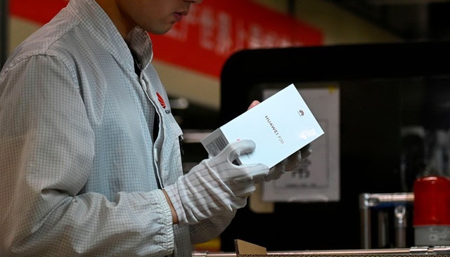 Huawei ráo riết mua gom linh kiện trước thời hạn chót Mỹ đặt ra - Ảnh 1.