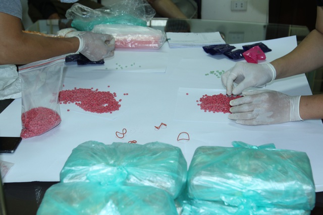 Bắt 3 đối tượng buôn bán ma túy xuyên quốc gia, thu giữ 84.800 viên ma túy tổng hợp - Ảnh 1.