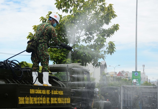 Hàng chục xe chuyên dụng của Bộ Quốc phòng phun khử khuẩn tại Đà Nẵng - Ảnh 8.