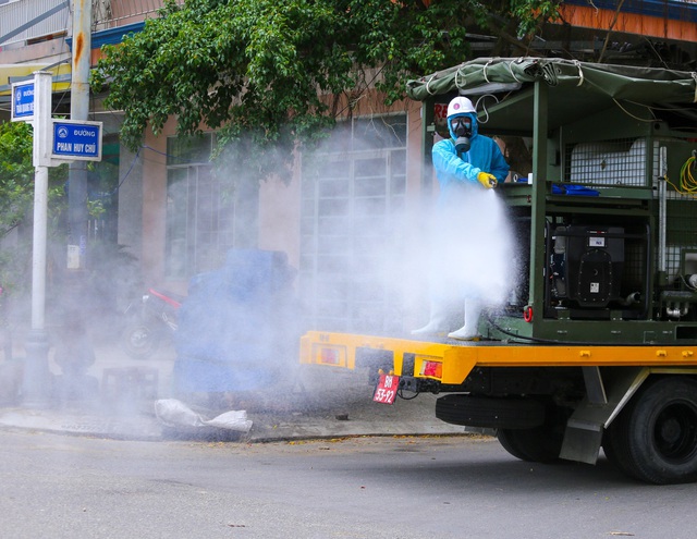 Hàng chục xe chuyên dụng của Bộ Quốc phòng phun khử khuẩn tại Đà Nẵng - Ảnh 4.