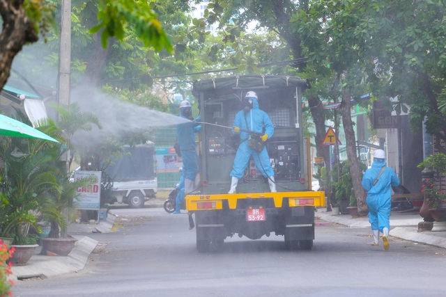 Hàng chục xe chuyên dụng của Bộ Quốc phòng phun khử khuẩn tại Đà Nẵng - Ảnh 5.