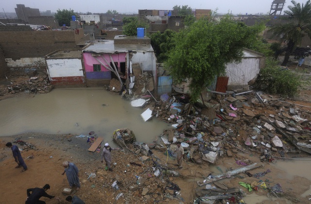 Mưa lớn liên tiếp gây ngập lụt ở Pakistan, ít nhất 63 người thiệt mạng - Ảnh 6.