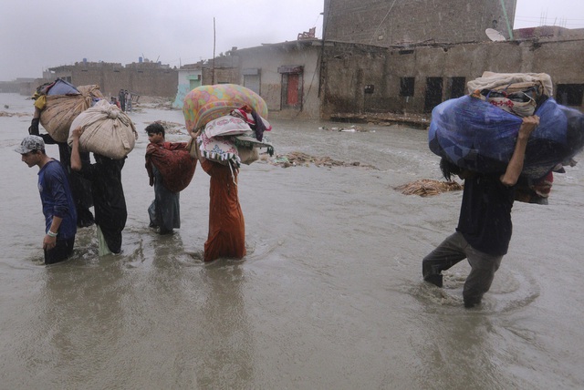 Mưa lớn liên tiếp gây ngập lụt ở Pakistan, ít nhất 63 người thiệt mạng - Ảnh 1.