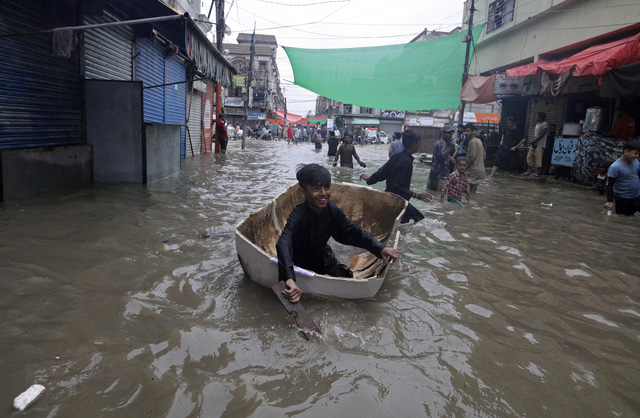 Mưa lớn liên tiếp gây ngập lụt ở Pakistan, ít nhất 63 người thiệt mạng - Ảnh 2.