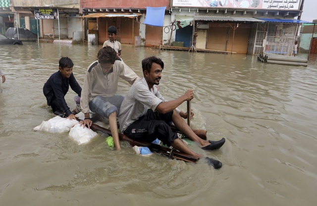 Mưa lớn liên tiếp gây ngập lụt ở Pakistan, ít nhất 63 người thiệt mạng - Ảnh 4.