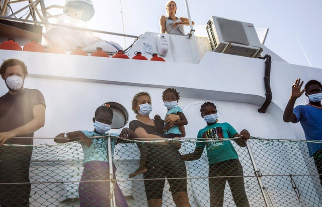 Cháy tàu chở người di cư ở ngoài khơi Italy, ít nhất 3 người thiệt mạng - Ảnh 1.