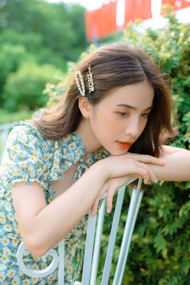 Trần Vân khoe vẻ đẹp ngọt ngào với váy hoa nhí - Ảnh 3.