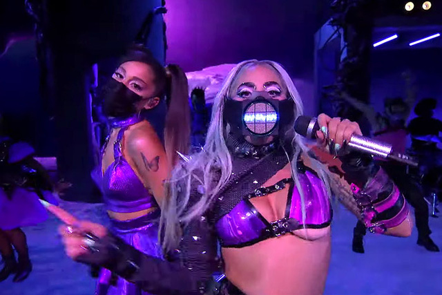 Muôn kiểu khẩu trang độc lạ của Lady Gaga tại VMAs 2020 - Ảnh 5.