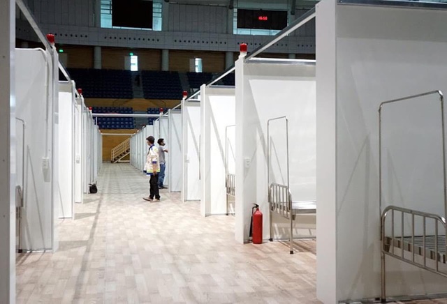 Bệnh viện dã chiến tại Cung thể thao Tiên Sơn hoàn thành phần xây dựng - Ảnh 7.