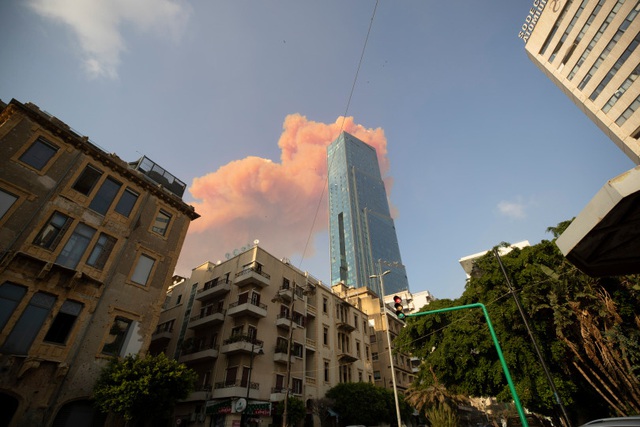 Vụ nổ khiến thủ đô Beirut rung chuyển như trải qua trận động đất khủng khiếp - Ảnh 3.