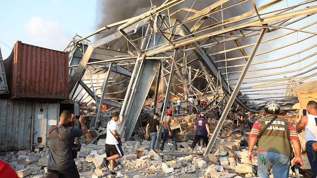 Vụ nổ khiến thủ đô Beirut rung chuyển như trải qua trận động đất khủng khiếp - Ảnh 1.