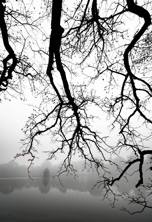 Chùm ảnh: Hồ Gươm mờ ảo trong một ngày mù sương - Ảnh 4.