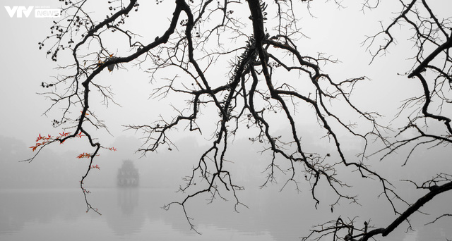 Chùm ảnh: Hồ Gươm mờ ảo trong một ngày mù sương - Ảnh 3.