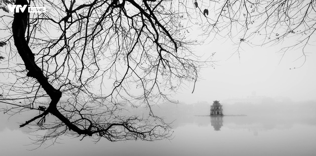 Chùm ảnh: Hồ Gươm mờ ảo trong một ngày mù sương - Ảnh 1.