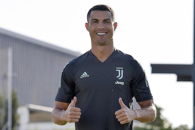 Ronaldo đổi kiểu tóc trước trận gặp Lyon ở Champions League - Ảnh 1.