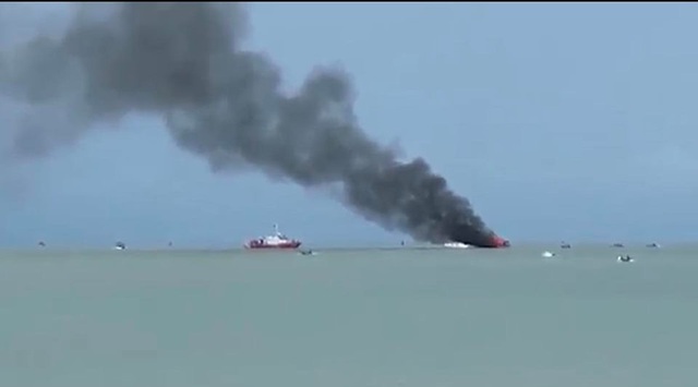 Bộ đội Biên phòng Kiên Giang chữa cháy tàu khách, cứu 25 người thoát nạn - Ảnh 1.
