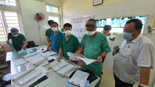 Trung tâm Y tế huyện Hòa Vang, Bệnh viện Phổi Đà Nẵng căng mình điều trị bệnh nhân COVID-19 - Ảnh 1.