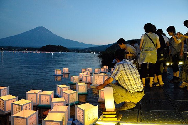 Người dân Nhật Bản bắt đầu kỳ nghỉ Obon trong lặng lẽ - Ảnh 1.