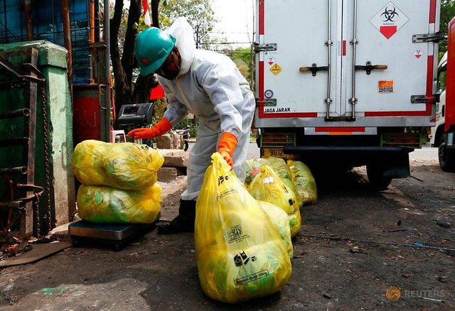 Núi rác thải y tế tấn công nguồn nước ở Indonesia - Ảnh 2.