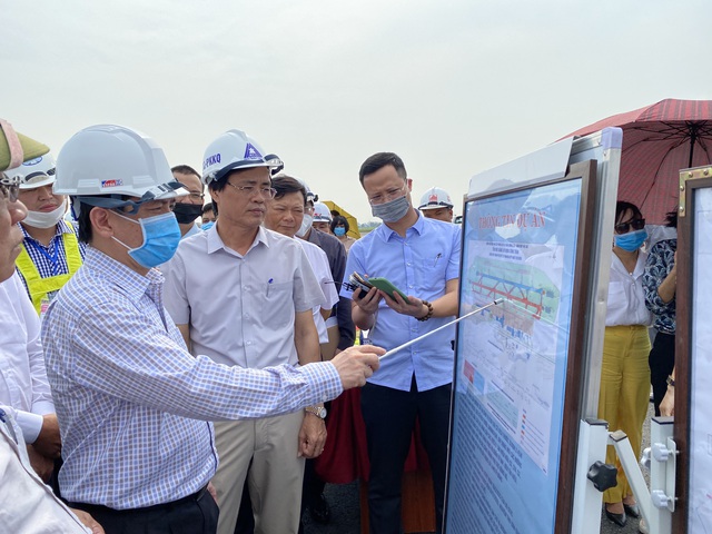 Bộ trưởng Nguyễn Văn Thể: Đường băng sân bay Nội Bài phải hoàn thành trước ngày 30/11 - Ảnh 1.