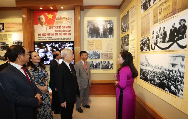 Tổng Bí thư, Chủ tịch nước Nguyễn Phú Trọng dâng hương tưởng niệm Chủ tịch Hồ Chí Minh - Ảnh 6.