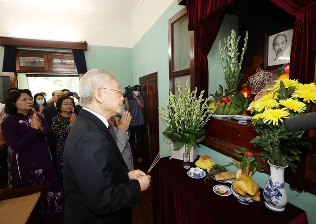 Tổng Bí thư, Chủ tịch nước Nguyễn Phú Trọng dâng hương tưởng niệm Chủ tịch Hồ Chí Minh - Ảnh 1.