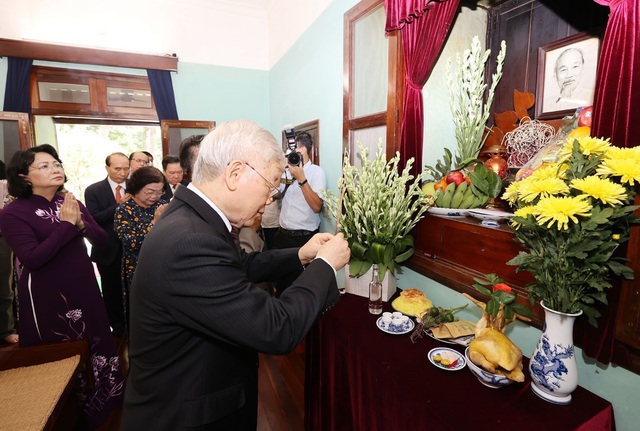 Tổng Bí thư, Chủ tịch nước Nguyễn Phú Trọng dâng hương tưởng niệm Chủ tịch Hồ Chí Minh - Ảnh 2.