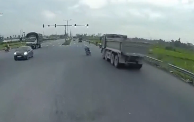 Vượt đèn đỏ, nam thanh niên đi xe máy lao thẳng vào xe tải - Ảnh 1.