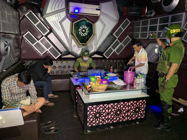 Kiểm tra quán karaoke, phát hiện 7 thanh niên dương tính với chất ma túy - Ảnh 1.