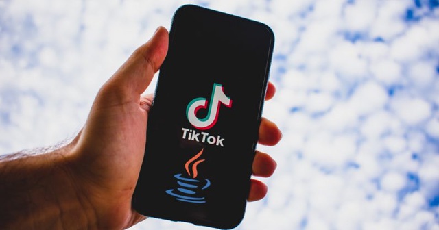 Từ chối bán mình cho Microsoft, TikTok muốn lập liên minh với Oracle - Ảnh 1.
