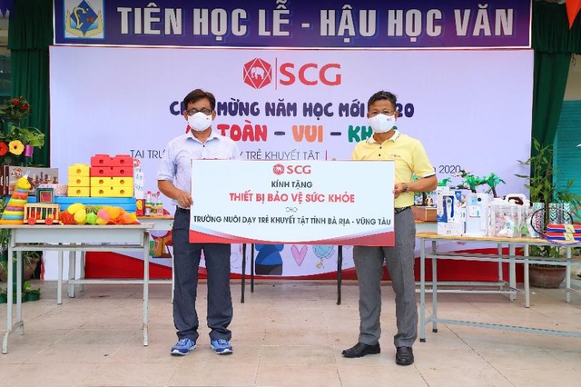 
Mr.Soros Khlongchoengsan, HR Director of Long Son Petrochemicals Co., Ltd (Left) presents gift for Mr. Nguyen Huu Dung, Head Master of the Ba Ria Vung Tau School For Disable Children (Right)
