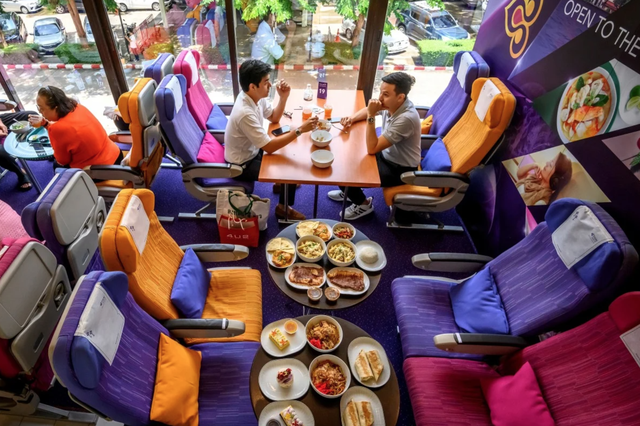 Nhớ bầu trời, Thái Lan mở quán cafe máy bay cho những khách thèm đi du lịch - Ảnh 2.