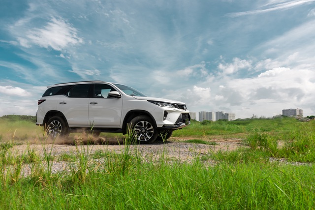 Toyota Fortuner 2020 chính thức ra mắt với giá khởi điểm gần 1 tỷ đồng - Ảnh 1.