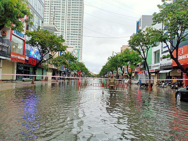 Đà Nẵng mưa xối xả, nhiều tuyến đường bị ngập - Ảnh 3.
