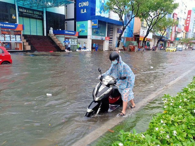 Đà Nẵng mưa xối xả, nhiều tuyến đường bị ngập - Ảnh 5.
