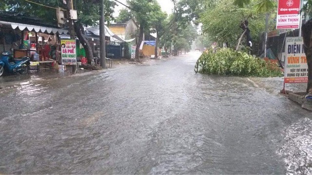 Đà Nẵng mưa xối xả, nhiều tuyến đường bị ngập - Ảnh 4.