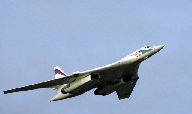 Máy bay Tu-160 của Nga lập kỷ lục chuyến bay thẳng dài nhất thế giới - Ảnh 1.