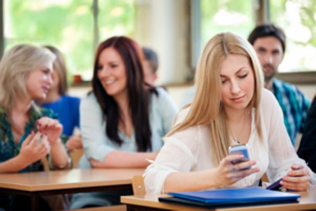 Nhiều quốc gia “loay hoay” việc cấm hay cho phép dùng điện thoại trong lớp học - Ảnh 2.