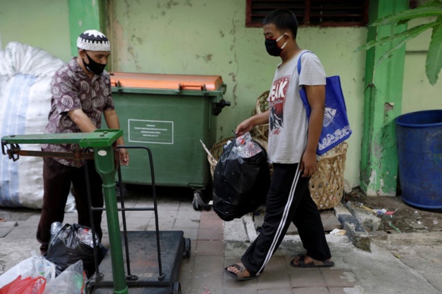 Độc đáo cách xử lý rác của học sinh ở Jakarta - Ảnh 1.