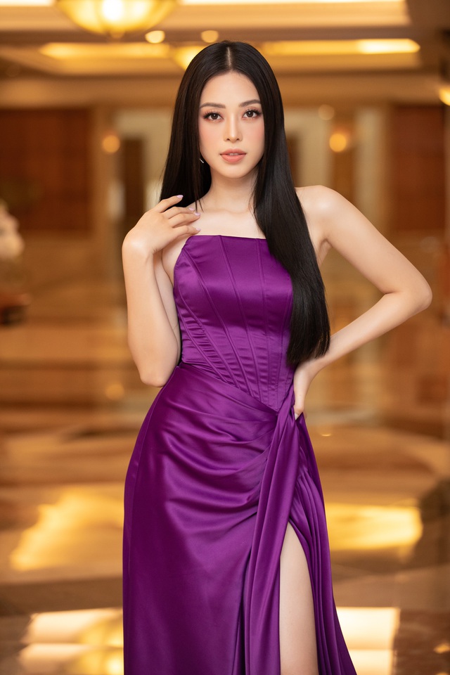 Dàn Hoa hậu đồng loạt diện váy xẻ cao đọ chân dài tại Họp báo Hoa hậu Việt Nam 2020 - Ảnh 4.